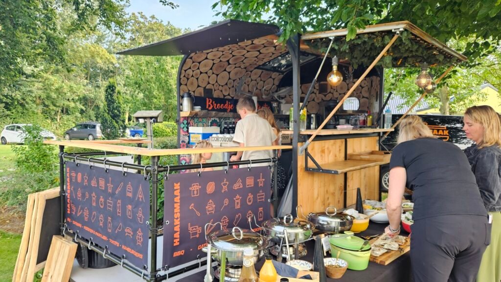 sfeer van foodtruck op evenement van haaksmaak