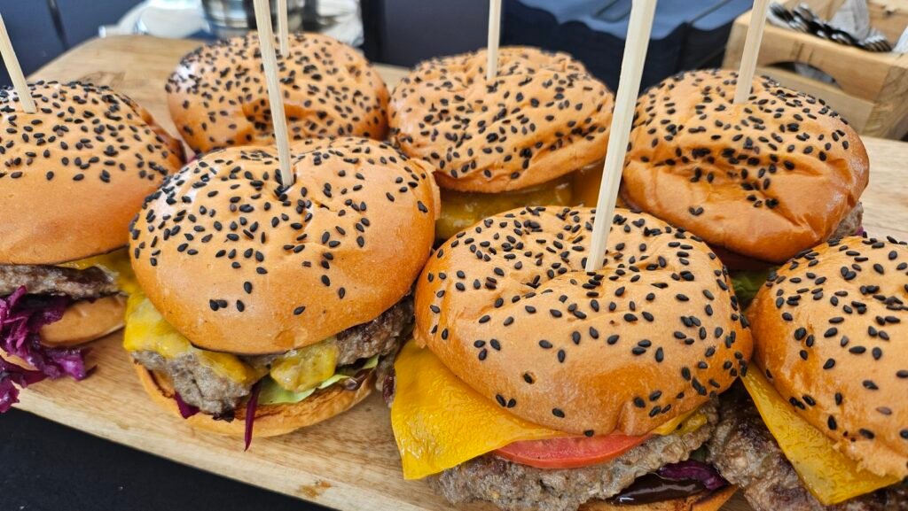 hamburgers van de bbq catering van haaksmaak